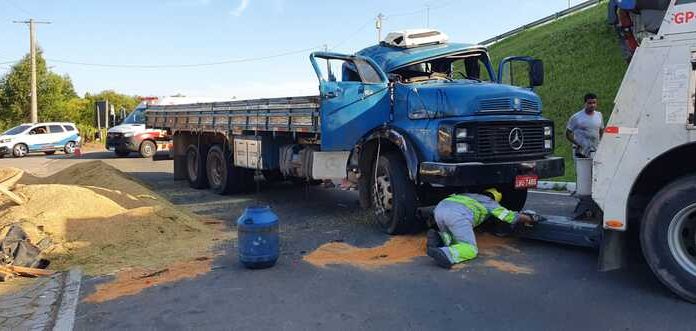 Caminhão tomba em São João do Sul e gera prejuízo