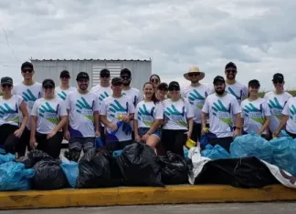 Ação ambiental recolhe lixo da praia em Balneário Gaivota