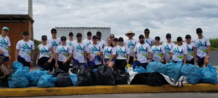 Ação ambiental recolhe lixo da praia em Balneário Gaivota