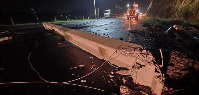 Carro colide em poste na Curva da Terneira em Balneário Gaivota