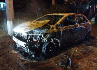 Carro é destruído pelas chamas em Passo de Torres