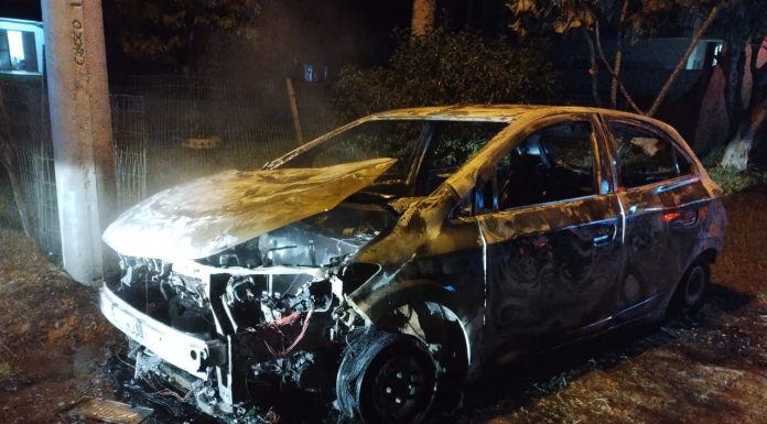 Carro é destruído pelas chamas em Passo de Torres