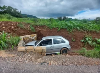 Veículo perde o controle e vai parar em vala no interior de Praia Grande