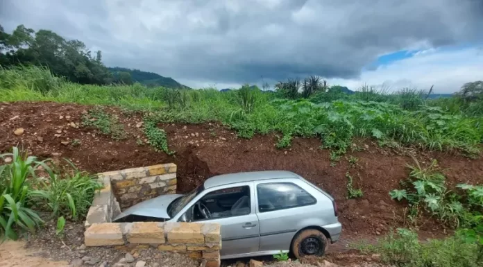 Veículo perde o controle e vai parar em vala no interior de Praia Grande