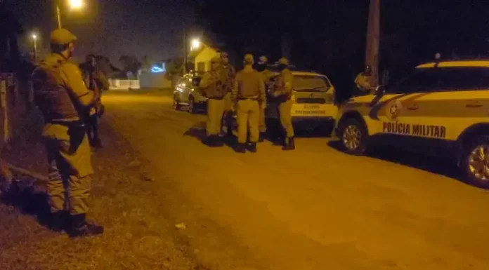 Mulher não aguenta mais ser agredida pelo marido, chama a polícia em Passo de Torres