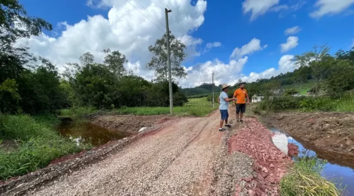 Prefeitura trabalha na solução de alagamentos em Santa Rosa do Sul