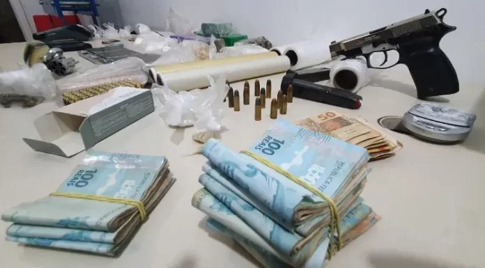 Ação da Polícia Militar resulta em apreensão de drogas, armas, munições e dinheiro
