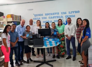 Zé Milton entrega equipamentos de informática para a Escola Darcy Ribeiro
