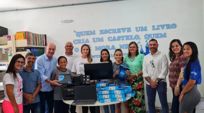 Zé Milton entrega equipamentos de informática para a Escola Darcy Ribeiro