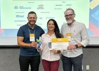 Gislaine Cunha recebe o prêmio de Prefeita Inovadora no Fórum de Cidades Digitais