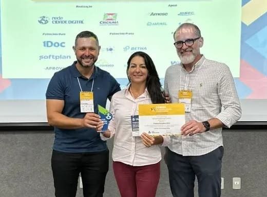 Gislaine Cunha recebe o prêmio de Prefeita Inovadora no Fórum de Cidades Digitais