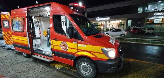 Mulher é atropelada na Papa João XXIII em Sombrio na noite de quarta-feira