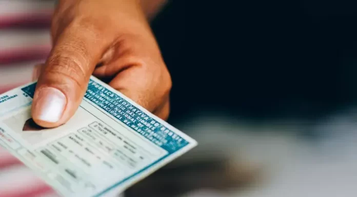 Motorista de um táxi é preso com CNH falsa em Sombrio