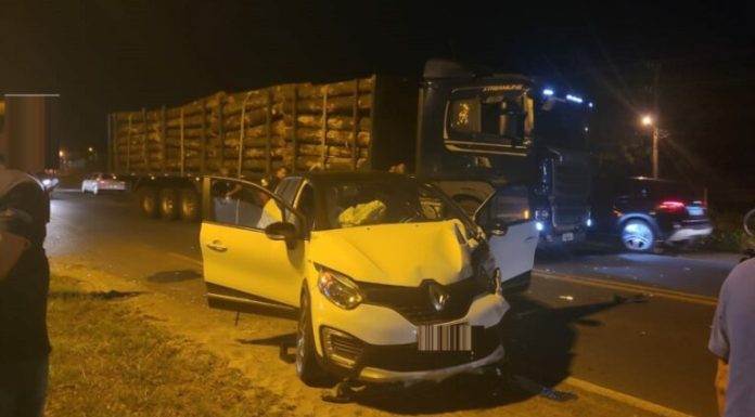Araranguá: acidente entre carro e caminhão é registrado no antigo traçado da BR 101