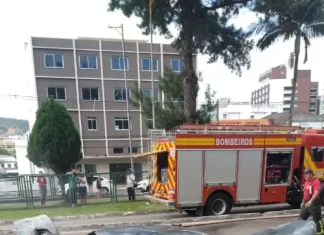 Carro pega fogo em Criciúma
