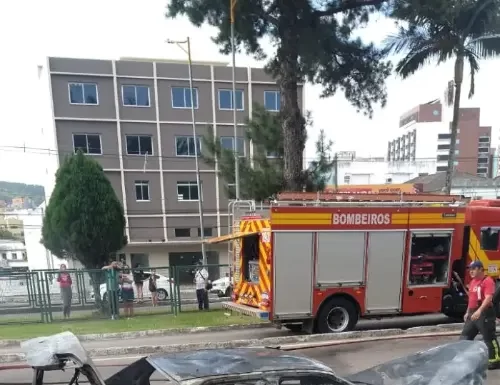Carro pega fogo em Criciúma