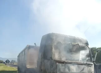 Incêndio destrói carreta em Meleiro