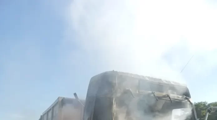 Incêndio destrói carreta em Meleiro
