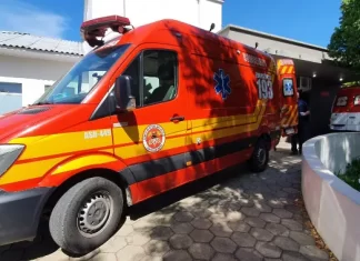 Bombeiros atendem homem que caiu de escada em Sombrio