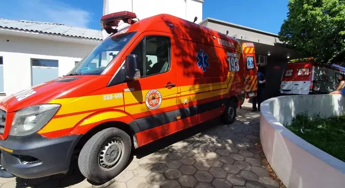 Bombeiros atendem homem que caiu de escada em Sombrio