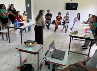 Escola de Sombrio tem manhã de debate e planejamento sobre o ensino em tempo integral