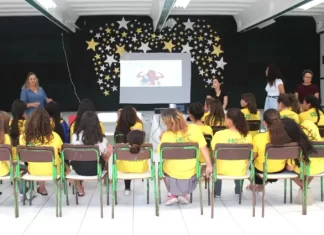 Enfermeira ministra palestra em escola de Sombrio