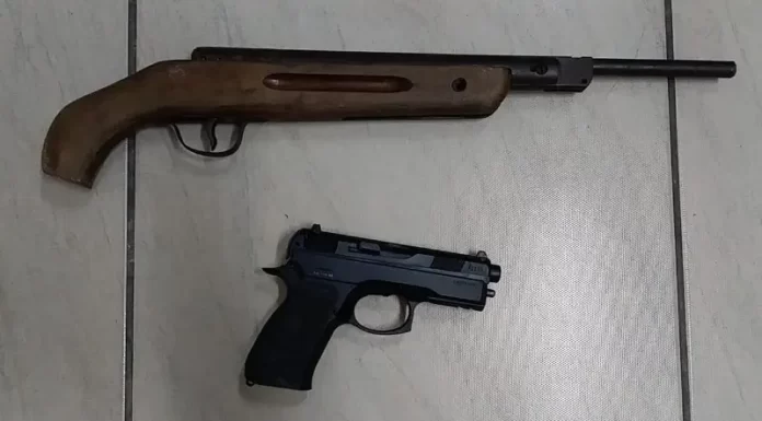 Ação rápida da PM resulta na apreensão de espingarda e simulacro em Sombrio