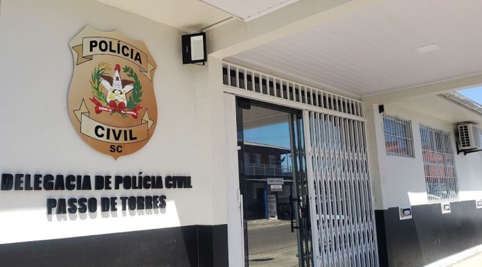 Mulher e detida pela terceira vez por tocar pedra na delegacia de Passo de Torres