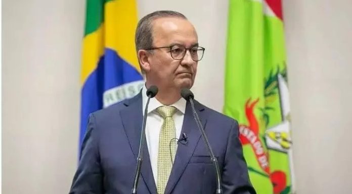Governador Jorginho Mello anuncia colocar um policial armado em cada escola