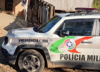 Carro desce morro sozinho e bate em veículo de vizinho em Sombrio