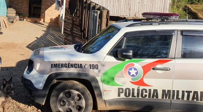 Carro desce morro sozinho e bate em veículo de vizinho em Sombrio