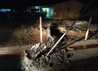 Carreta destrói poste em colisão em São João do Sul