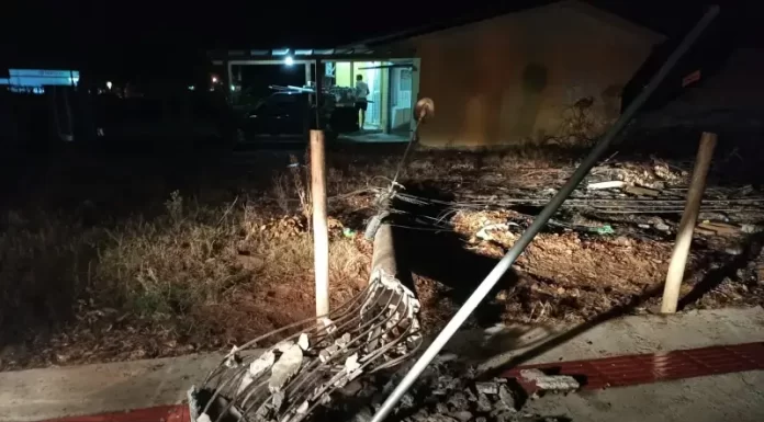 Carreta destrói poste em colisão em São João do Sul