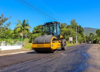 Usina de Asfalto: Ação de recapeamento está sendo realizada no centro de Praia Grande