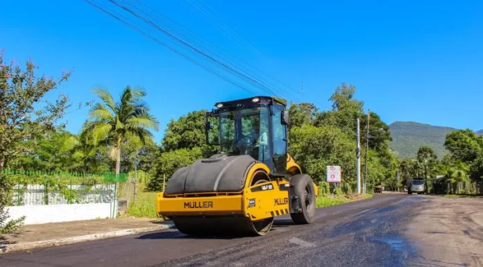 Usina de Asfalto: Ação de recapeamento está sendo realizada no centro de Praia Grande