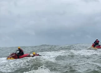 Bombeiros realizam formação de salvamento com moto aquática