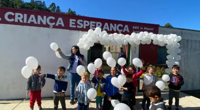 Balões brancos celebram a paz nos CEIs de Sombrio