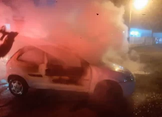 Homem ateia fogo em veículo e foge em Passo de Torres