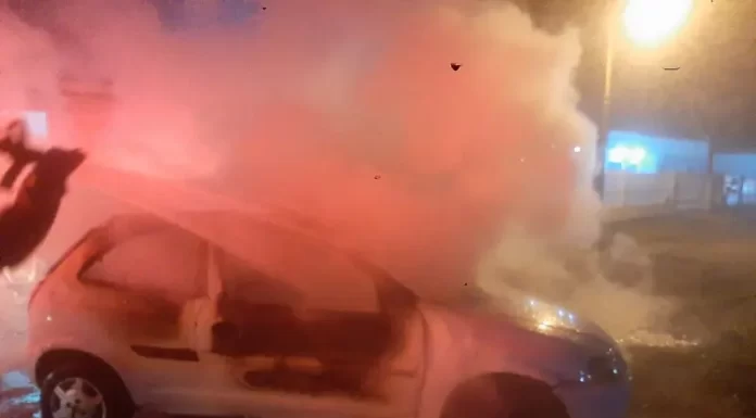 Homem ateia fogo em veículo e foge em Passo de Torres