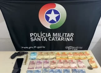 PM prende traficantes a apreende arma, munições e drogas em Passo de Torres