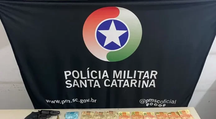 PM prende traficantes a apreende arma, munições e drogas em Passo de Torres