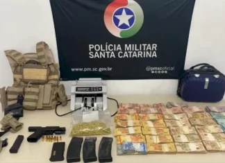 Em Palhoça, Polícia Militar apreende mais de R$ 130 mil e arma de fogo