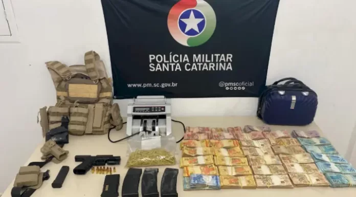 Em Palhoça, Polícia Militar apreende mais de R$ 130 mil e arma de fogo