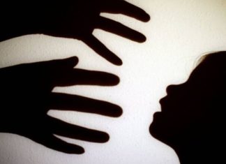 Mãe agride menor e coloca-a para fora de casa