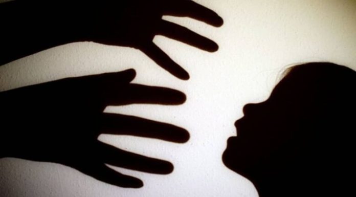 Mãe agride menor e coloca-a para fora de casa