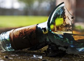 Mulher é atingida por garrafada durante briga em Sombrio