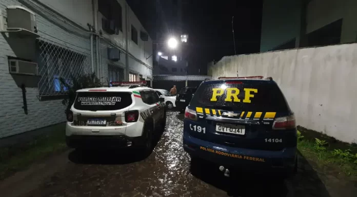 Ação conjunta da PRF e PM resulta na detenção de suspeitos de furtos e na prisão de foragido da justiça