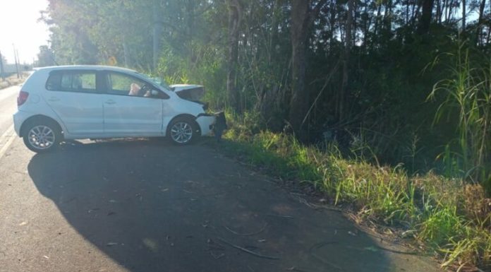 Turvo: homem fica gravemente ferido após colidir com o veículo em árvore