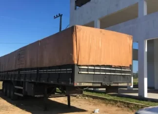 Carreta roubada em Curitiba é recuperada pela PM em Passo de Torres