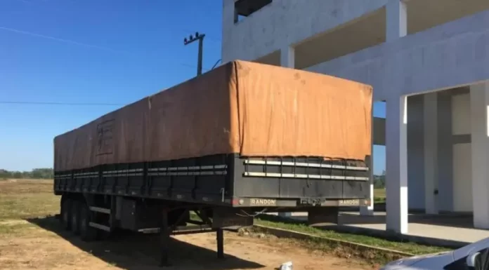 Carreta roubada em Curitiba é recuperada pela PM em Passo de Torres